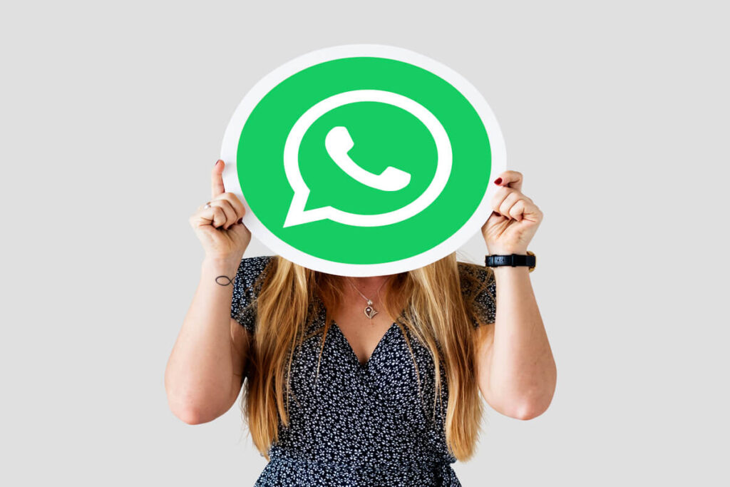 whatsapp para melhorar o atendimento do CFC: mulher segura símbolo do Whatsapp 